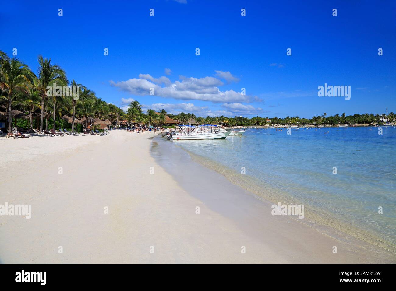 Karibischer weißer Strand mit Fischerbooten an der Riviera Maya, Küste von Yucatan, Quintana Roo, Mexiko Stockfoto