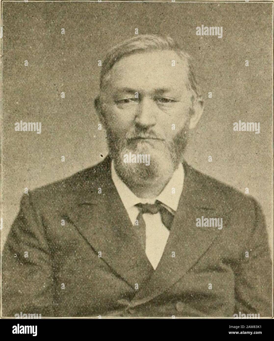 Historische Skizzen und Erinnerungen von Madison County, Indiana. Eton. Im Dezember 1849 Er com-menced das Studium der Rechtswissenschaften unter Richter David Kilgore andafterwards seine vorbereitenden Kurs unter lateJudge Hervy Craven abgeschlossen. In Alarch 1851, er Anderson bar Andie; Mai 1851, dem Höchsten Gericht von Denzustand und im Novemb &Lt;"r dieses Jahr auf dem Circuit Court der Vereinigten Staaten. Es war auch in diesem Jahr, dass er zu Marion, Indiana, wo er begann, die Praxis der hisprofession verschoben. Lpon den Ausbruch aus tiie Bürgerkrieg 1861 HIST &Lt;) R^VON MADISON COUNTV, Indiana Stockfoto