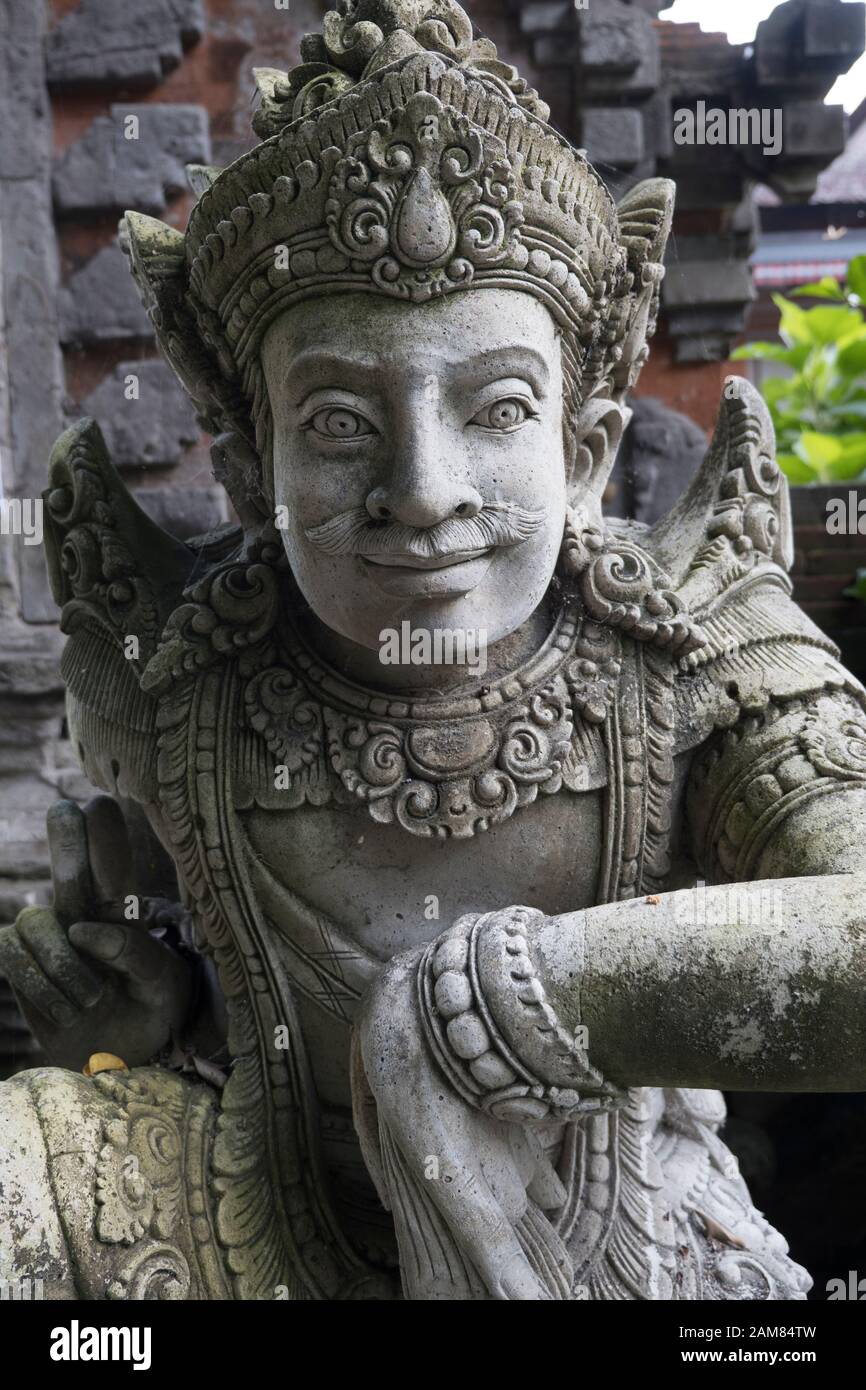 Wunderschöne, mächtige Steinschnitzereien im Hindutempel auf Bali, Indonesien. Bieten Sie eine faszinierende Perspektive auf die religiösen Ansichten des balinesischen Hinduismus. Stockfoto