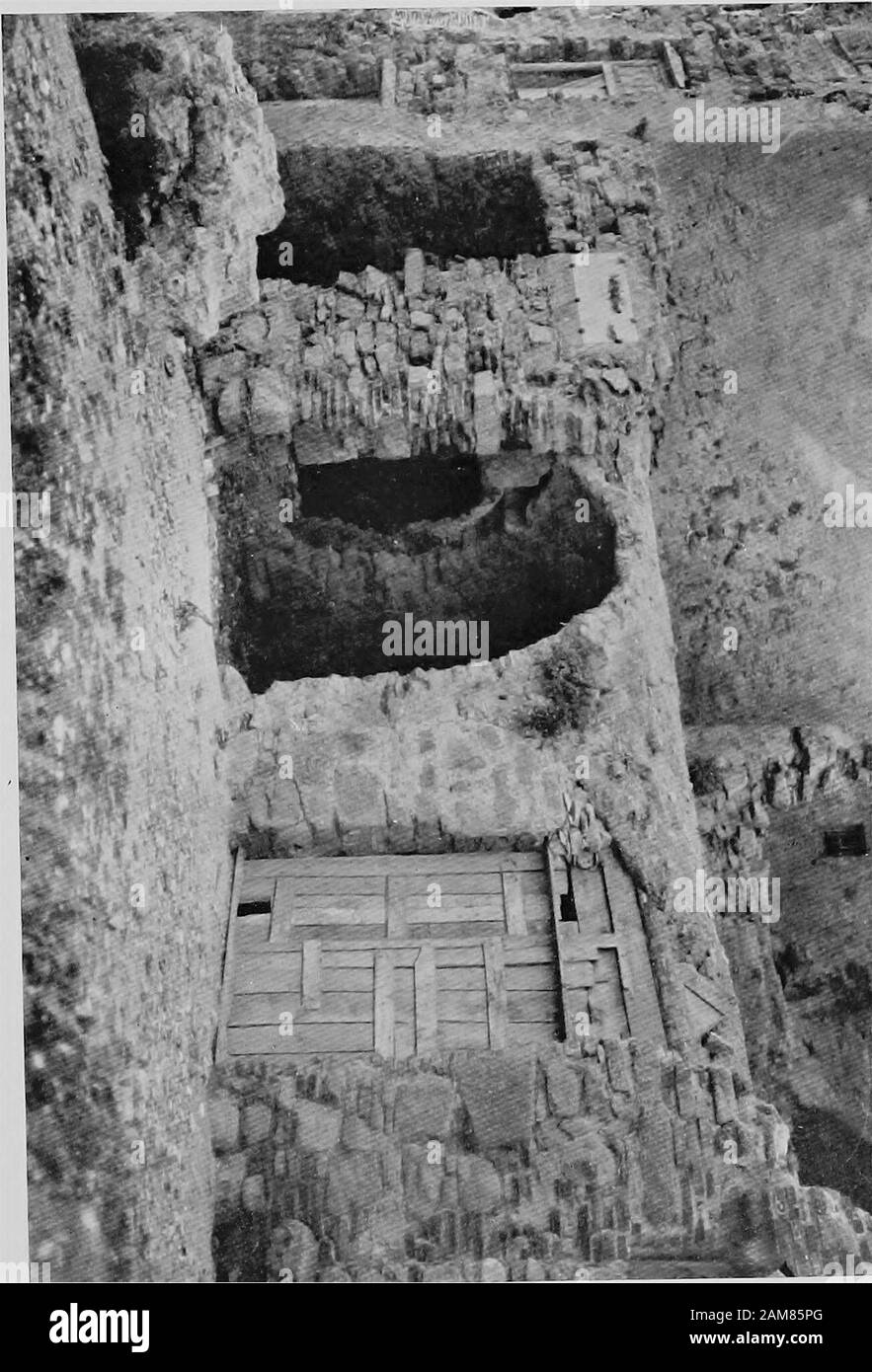 Romantische Korsika, Wanderungen in Napoleon's Isle;. ing zu kochen Haus, in dem Kolumbus geboren wurde. Die letzte twowords, die Heilung bestand, wurden die Konfession, soweit theydid nicht zulassen der Qualifikation. Man darf nicht sagen in thehearing der Quark soll geboren worden zu sein. Am nächsten Morgen, als ich bei einem Cafe au Lait, Monsieurappeared wieder, bereit, als mein Führer zu handeln. Wir crossedthe breit, gekörnt Raum spärlich mit Abb. gepflanzt - treesand kletterte bis in die Zitadelle. Durch eine fewnarrow Straßen, mit alten, neugierig Häuser und manybuildings ruiniert vor mehr als hundert Jahren durch theguns o Stockfoto