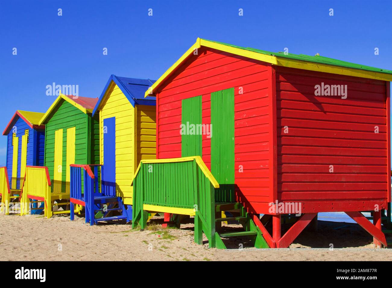 Bunte Strandhäuser am Strand von Muizenberg, Südafrika Stockfoto