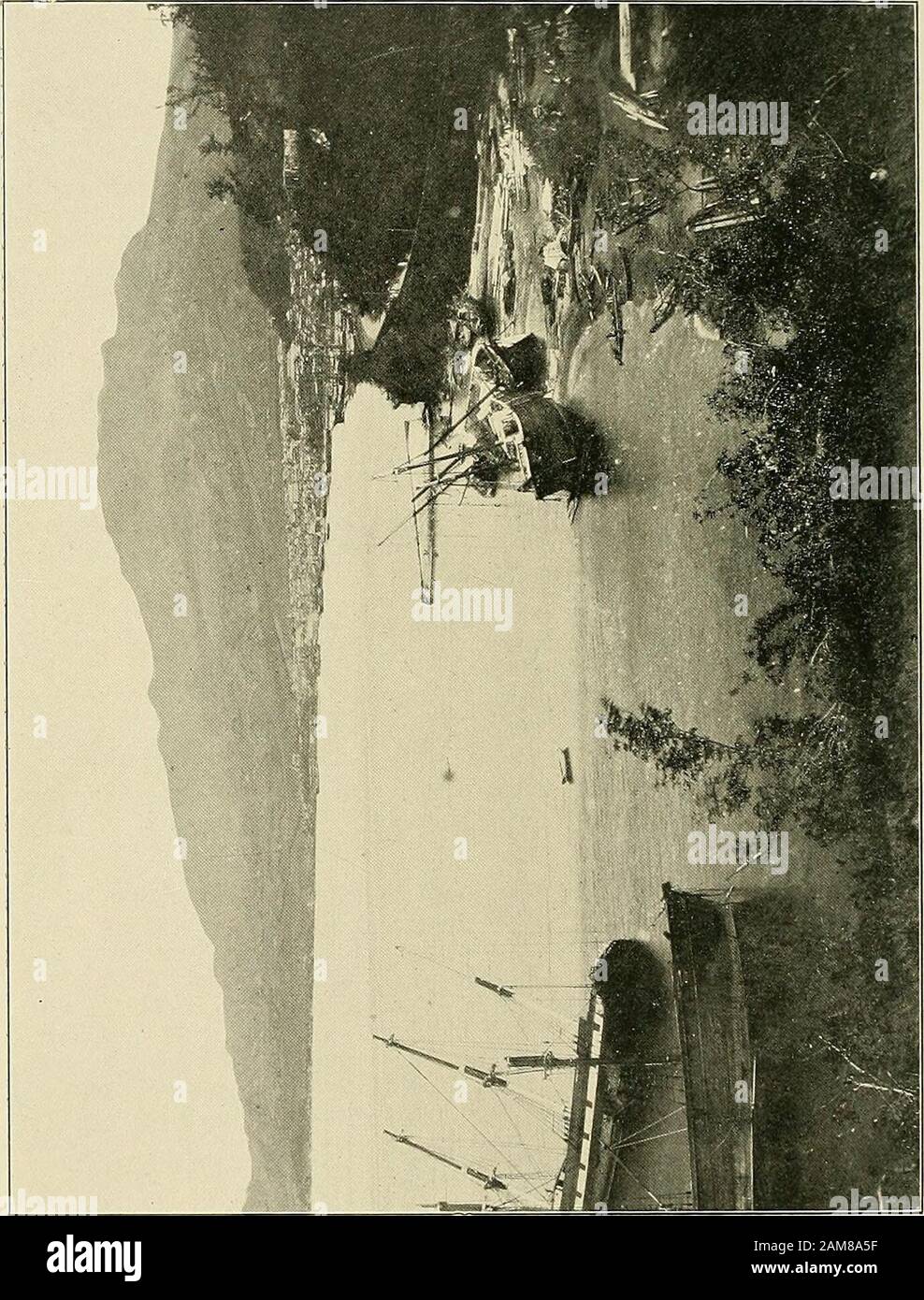 Die Nationale geographische Zeitschrift . kleine Plantagen mit Yams, Kartoffeln und anderen tropischen Bestimmungen. Die Montagne PELEE Montagne Pelee ist eine kreisförmige Konekulmination in einem einzigen Gipfel, von dem die zerbrochene Oberfläche abfällt. Stockfoto