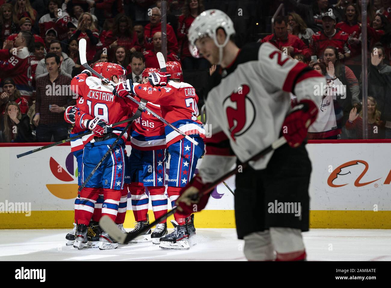 Washington, Vereinigte Staaten. Januar 2020. Spieler der Washington Capitals feiern ein Tor, das von Kapitals linker Flügel Jakub Vrana (13) während der zweiten Periode erzielt wurde, während die Capitals die New Jersey Devils in der Capital One Arena in Washington, DC am Samstag, 11. Januar 2020 spielen. Die Capitals führen die NHL in Punkten mit 65. Foto von Alex Edelman/UPI Credit: UPI/Alamy Live News Stockfoto