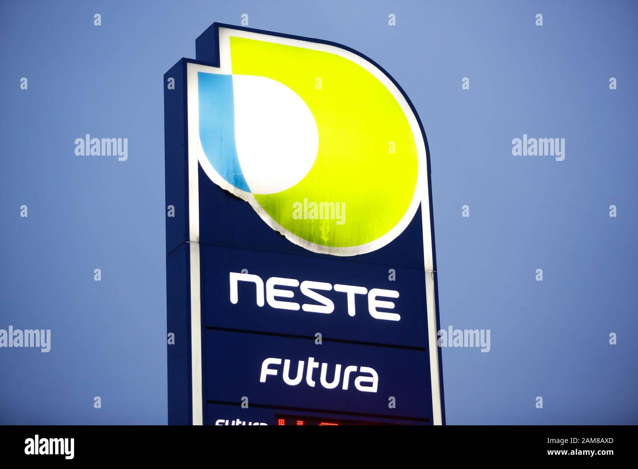 Neste Oil Logo an einer Tankstelle. Stockfoto