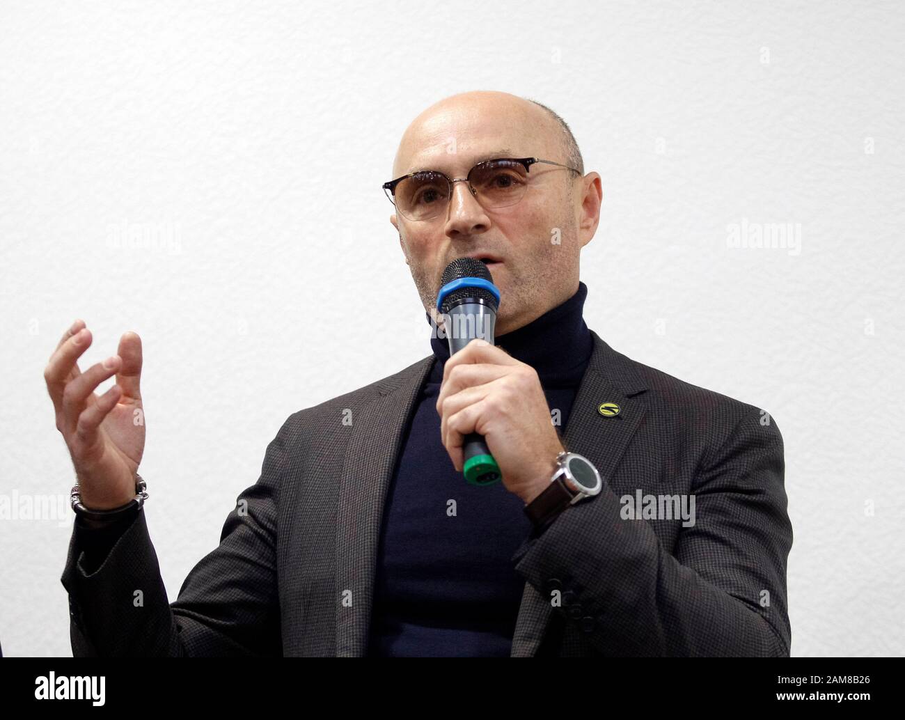 Yevhenii Dykhne, Präsident der Ukraine International Airlines (UIA), spricht während einer Pressekonferenz über den Flugzeugabsturz der ukrainischen Boeing 737-800 im Iran auf dem internationalen Flughafen Boryspil. Stockfoto