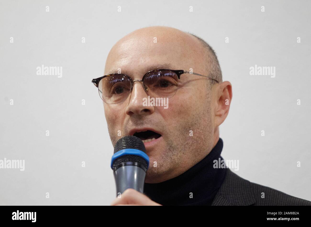 Yevhenii Dykhne, Präsident der Ukraine International Airlines (UIA), spricht während einer Pressekonferenz über den Flugzeugabsturz der ukrainischen Boeing 737-800 im Iran auf dem internationalen Flughafen Boryspil. Stockfoto