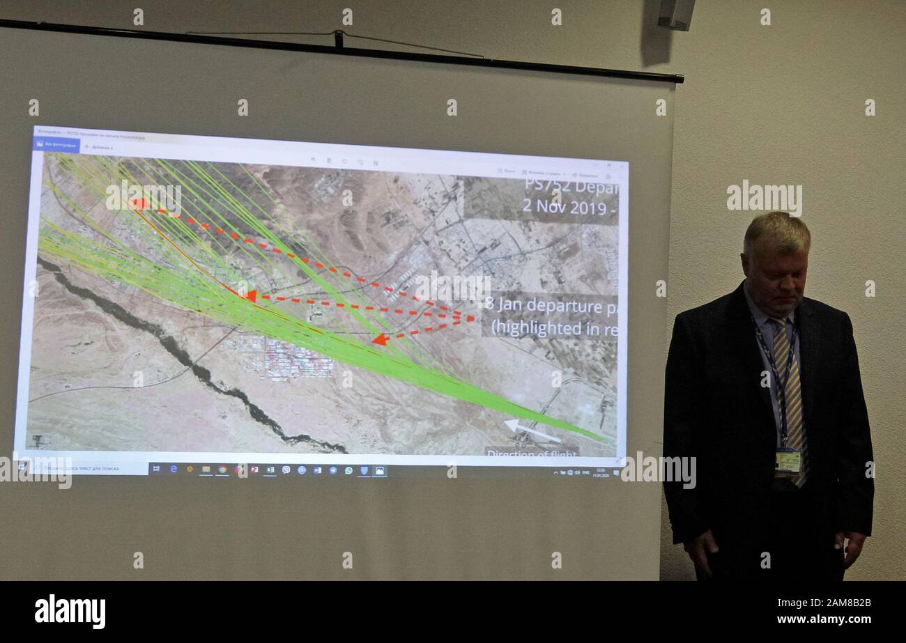Ihor Sosnovskyi, Vizepräsident der Ukraine International Airlines (UIA) für Flugbetrieb, steht neben einem Bildschirm, der die Abflugswege von PS-752 auf einer Pressekonferenz über den Flugzeugabsturz der ukrainischen Boeing 737-800 im Iran auf dem internationalen Flughafen Boryspil zeigte. Stockfoto