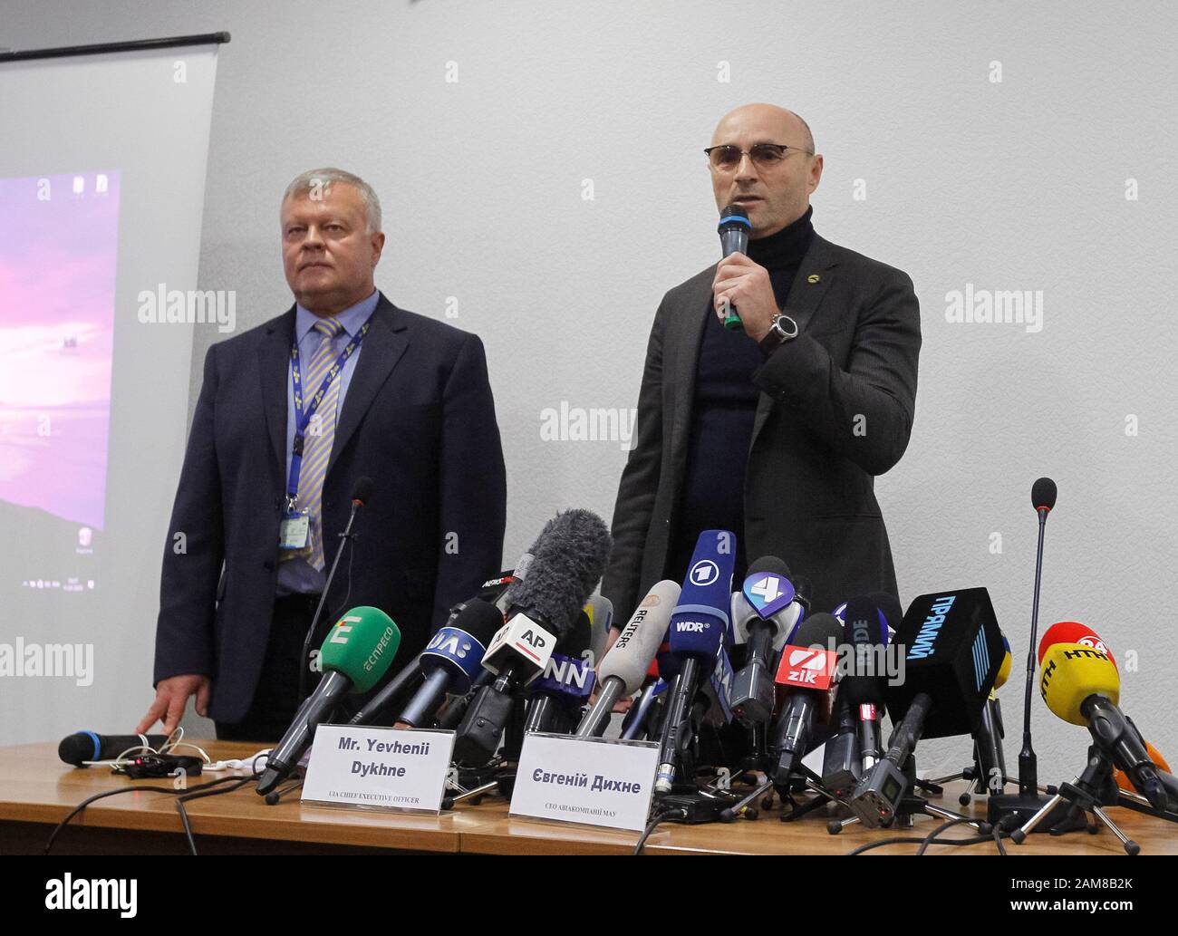 Yevhenii Dykhne, Präsident der Ukraine International Airlines (UIA), spricht während einer Pressekonferenz über den Flugzeugabsturz der ukrainischen Boeing 737-800 im Iran auf dem internationalen Flughafen Boryspil. Stockfoto