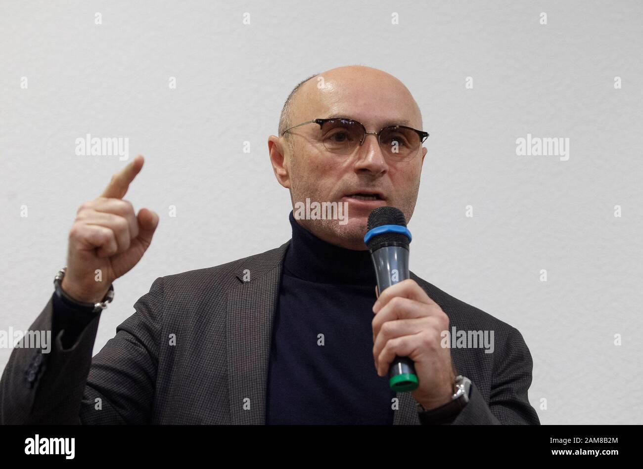 Yevhenii Dykhne, Präsident der Ukraine International Airlines (UIA), spricht während einer Pressekonferenz über den Flugzeugabsturz der ukrainischen Boeing 737-800 im Iran auf dem internationalen Flughafen Boryspil. Stockfoto