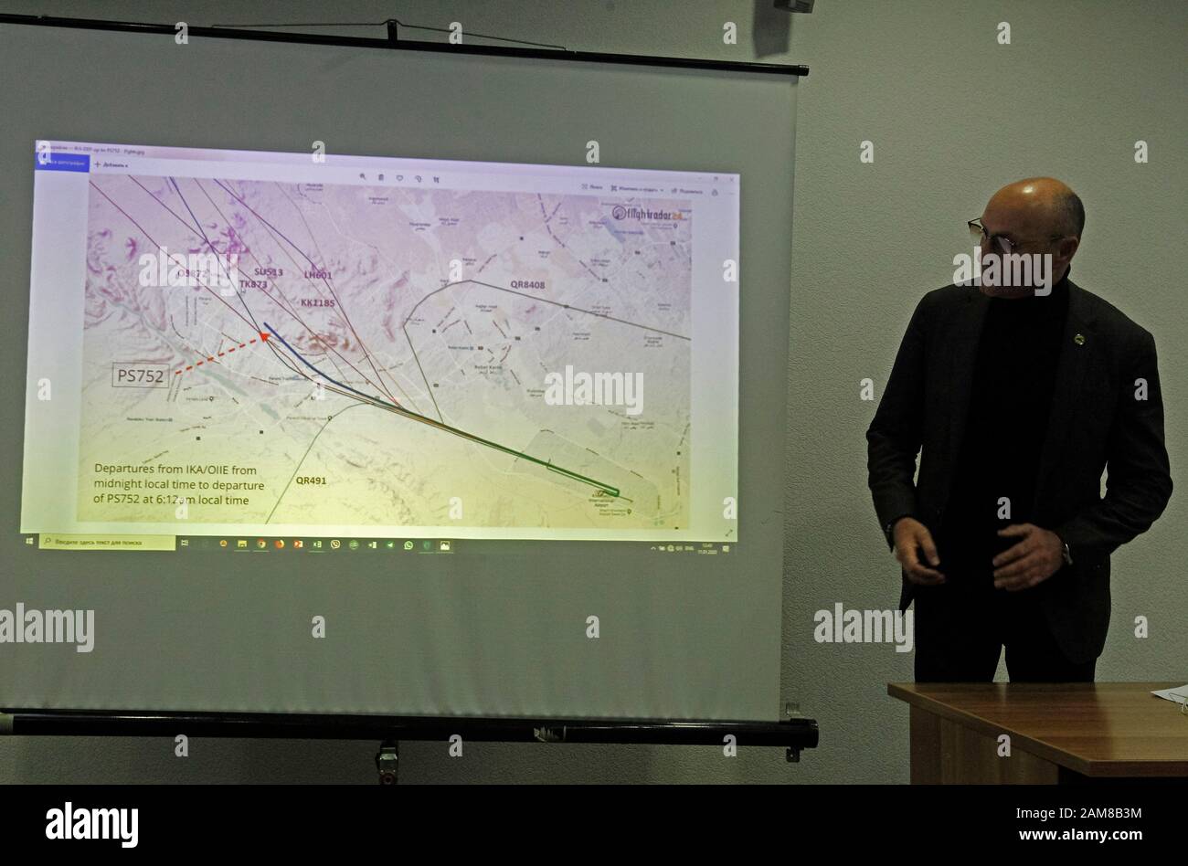 Präsident der Ukraine International Airlines (UIA) Jevhenii Dykhne steht neben einem Bildschirm, auf dem die Abflugswege von PS-752 während einer Pressekonferenz über den Flugzeugabsturz der ukrainischen Boeing 737-800 im Iran auf dem internationalen Flughafen Boryspil gezeigt wurden. Stockfoto