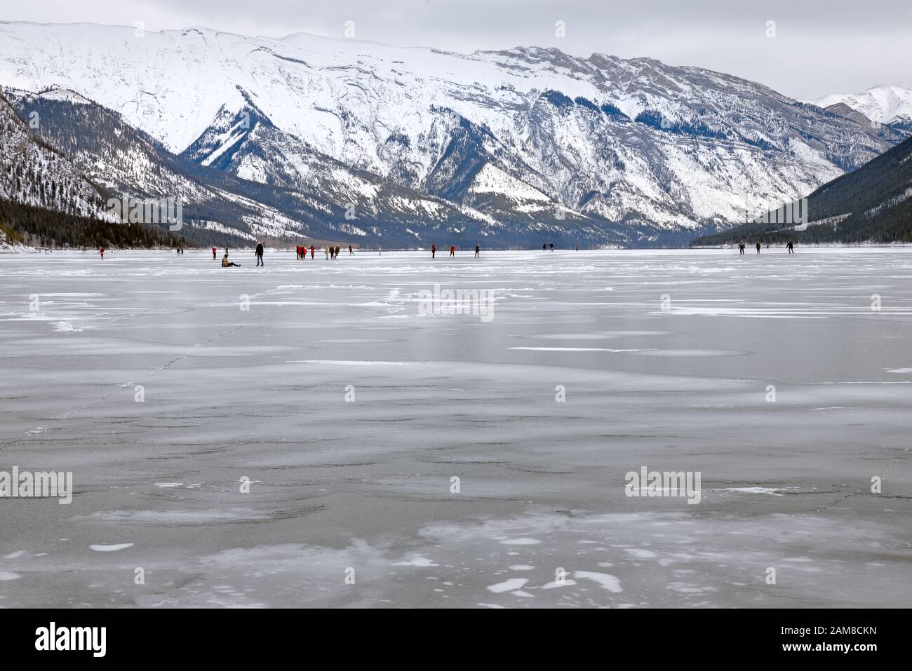 Schlittschuhlaufen auf dem Lake Minnewanka im Banff National Park, Alberta, Kanada Stockfoto