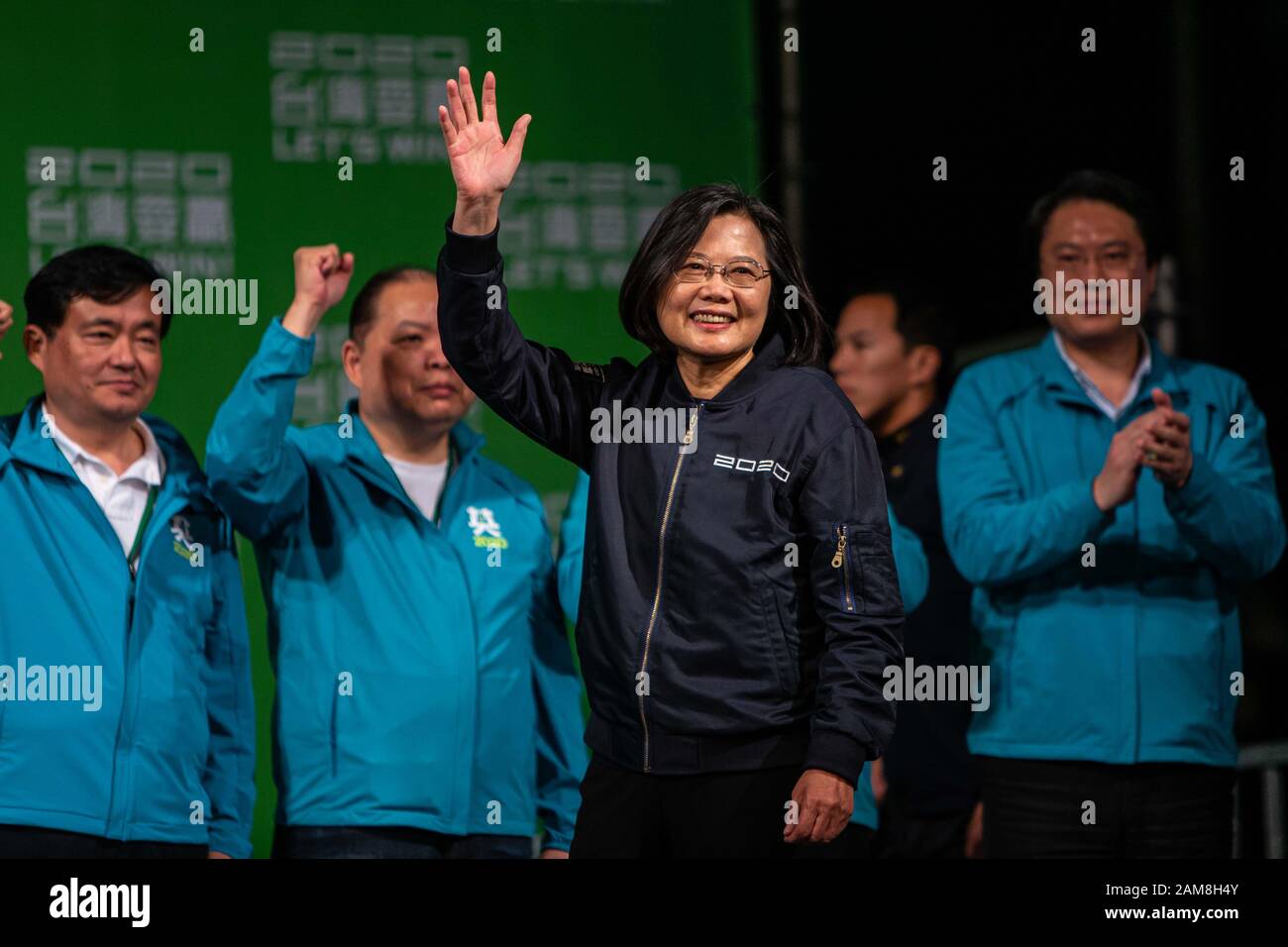 Tsai Ing-wen (C), Taiwans präsident, Schwellen Sie während der Siegesrallye nach dem Wahlsieg zu ihren Anhängern.Der präsident Taiwans Tsai Ing-wen gewann einen Erdrutschsieg bei den Präsidentschaftswahlen 2020, indem er sich über 57 % der Stimmen sicherte und ihren Hauptgegner Han Kuo-yu schlug, der nur 38 % der Stimmen sicherte. Stockfoto