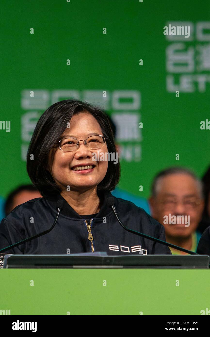 Tsai Ing-wen, Taiwans präsident, sprach während der Siegesrallye nach dem Wahlsieg mit ihren Anhängern.Der taiwan-präsident Tsai Ing-wen gewann einen Erdrutschsieg bei der Präsidentschaftswahl 2020, indem er sich über 57 % der Stimmen sicherte und ihren Hauptgegner Han Kuo-yu besiegte, der nur 38 % der Stimmen sicherte. Stockfoto