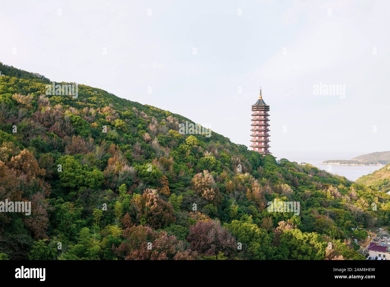 Zhejiang, China, November 2018. Blick auf die Pagode am Berg Putuo, ist eine Insel in Zhoushan, Zhejiang, China. Es ist ein renommierter Ort in chinesischen Buddhi Stockfoto