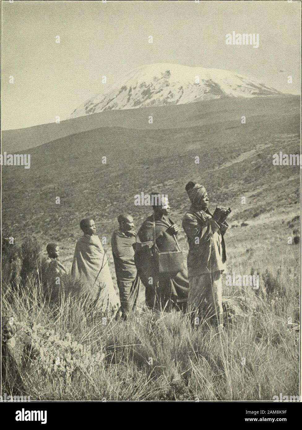 Afrika von heute . hat es in vielen Teilen von Africabefore Ende des neunzehnten Jahrhunderts keine wundervolle Entwicklung gegeben; Es ist nur eine Frage, wenn wir die ungeheure Region des großen Kontinents sorgfältig betrachten und an die enge Randzone der Zivilisierung entlang der Ost- und Westküste, an die alte Zivilisationsordnung des ägyptischen Einsatzes entlang des Nils und an das neuere, das vom Kap von GoodHope nordwärts vorgestoßen ist, denken. Dass wir richtig merken, wie dürftig schließlich das Auftauchen ins Licht gewesen war. Die chronologische Reihe kleiner Karten Afrikas, die in Dunkelstem Afrika, beginni, wiedergegeben werden Stockfoto