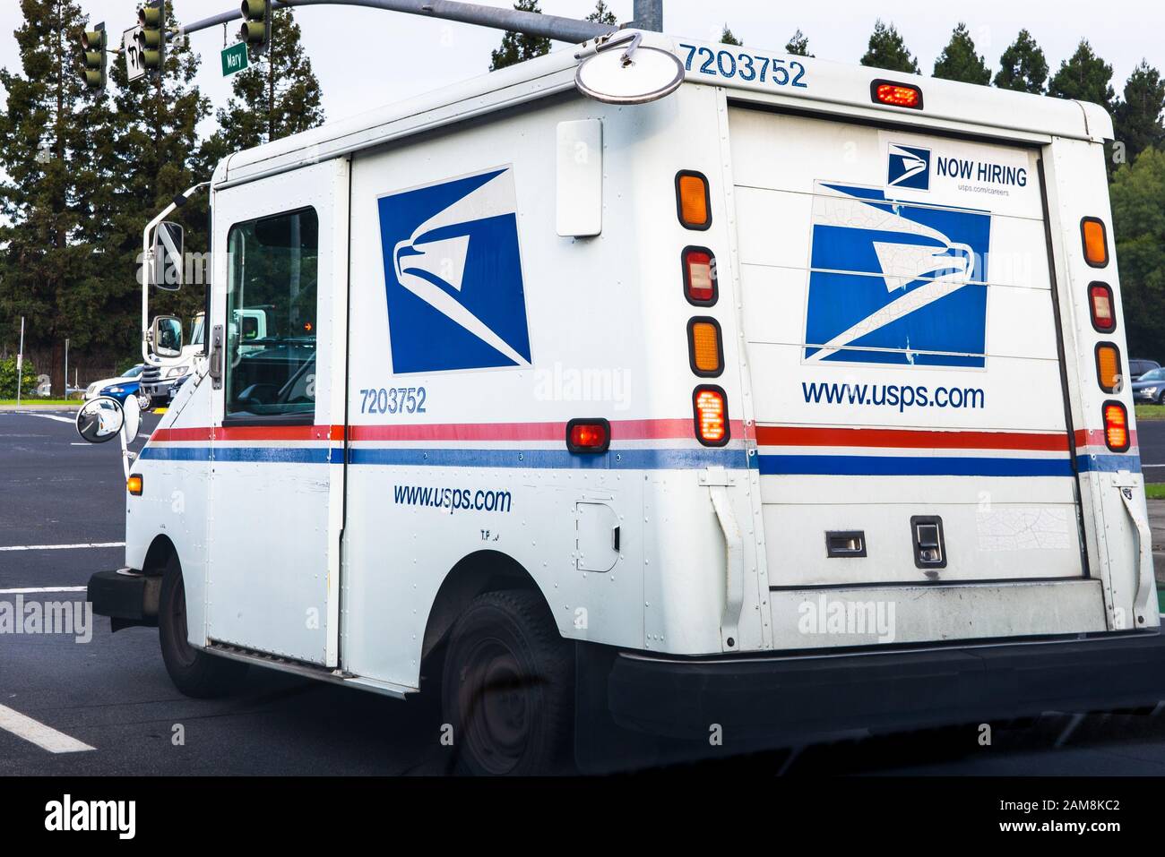 20. Dezember 2019 Sunnyvale/CA/USA - USPS-Fahrzeug wartet auf ein Stoppschild Stockfoto