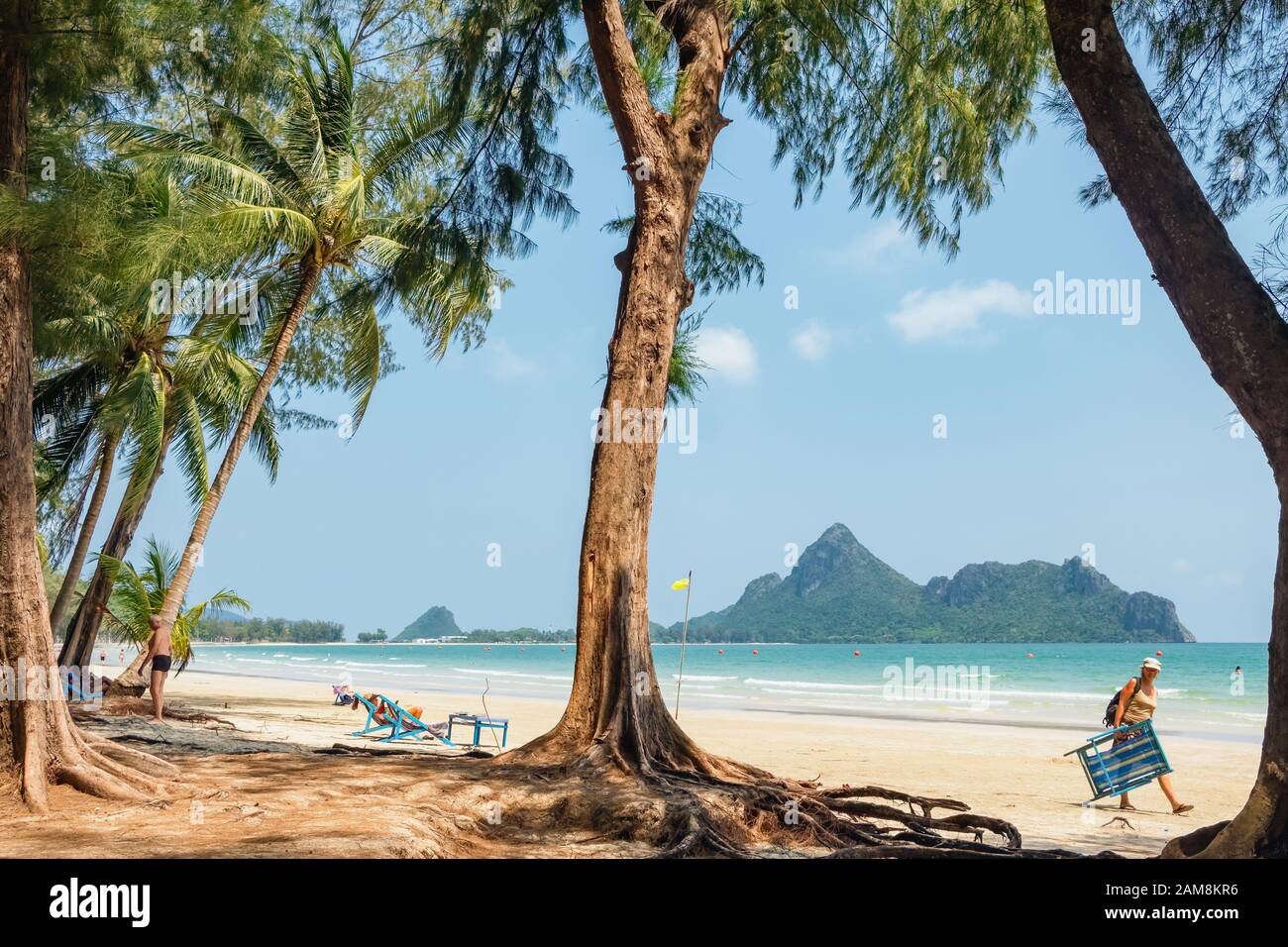 Schöner tropischer Strand in Prachuap Khiri Khan, Thailand Stockfoto