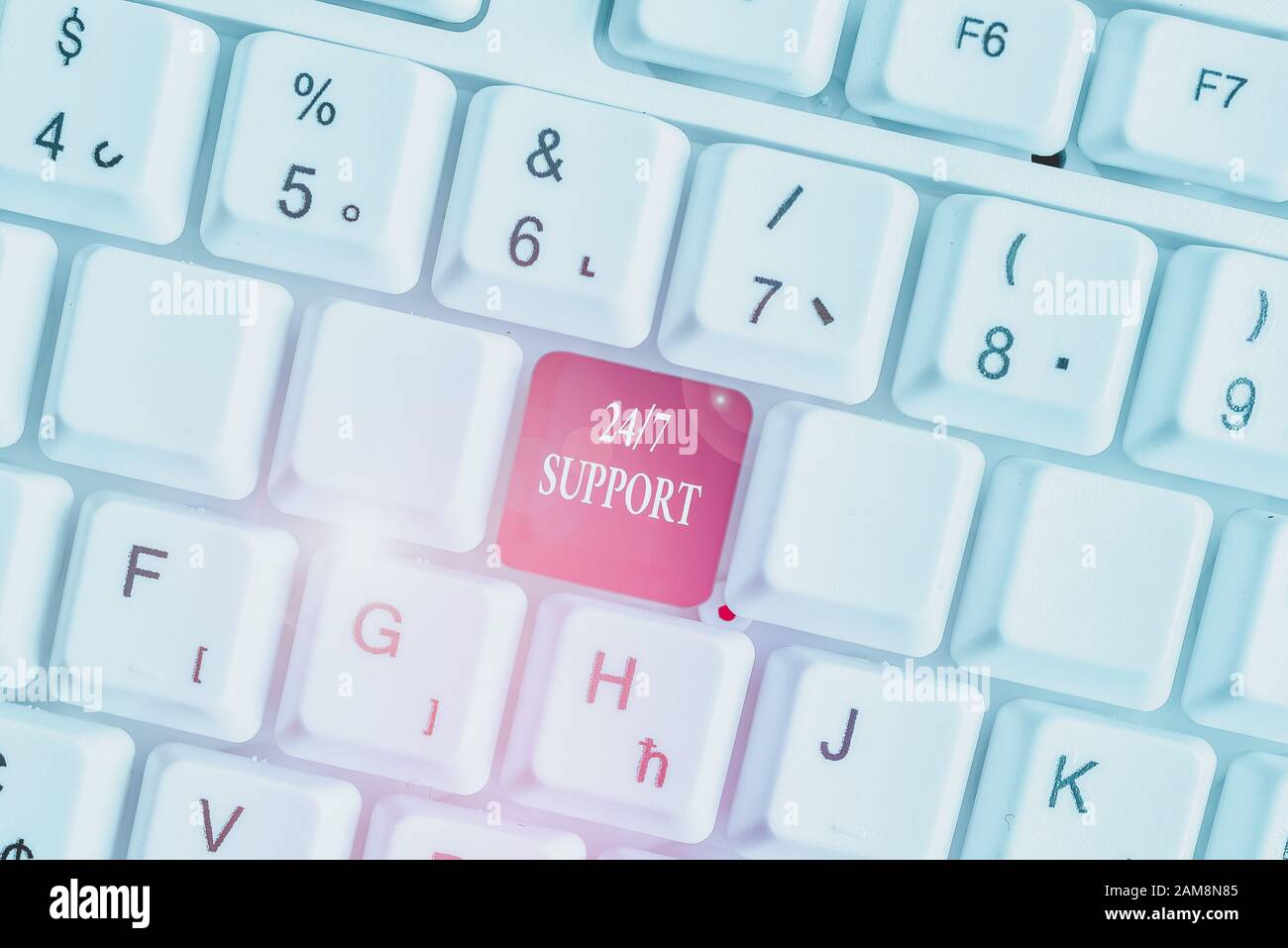 Text Zeichen angezeigt 24 oder 7 unterstützen. Business Foto text Hilfeleistung für Service den ganzen Tag und Nacht keine Ausfallzeiten Weiß pc-Tastatur mit leeren Hinweis Stockfoto