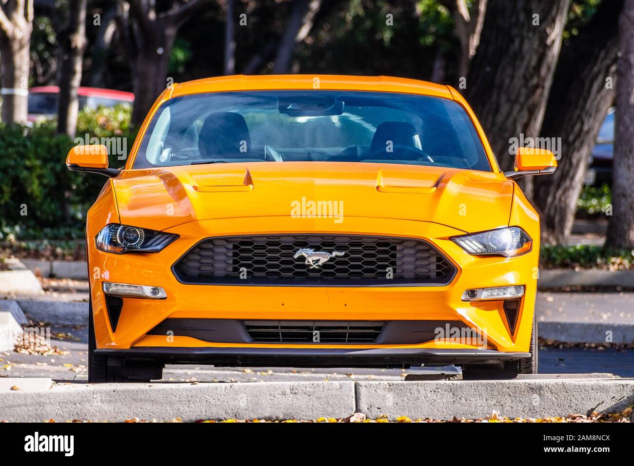 27. Dezember 2019 Mountain View / CA / USA - Frontalansicht des orangefarbenen Ford Mustang Gt ohne Nummernschild Stockfoto