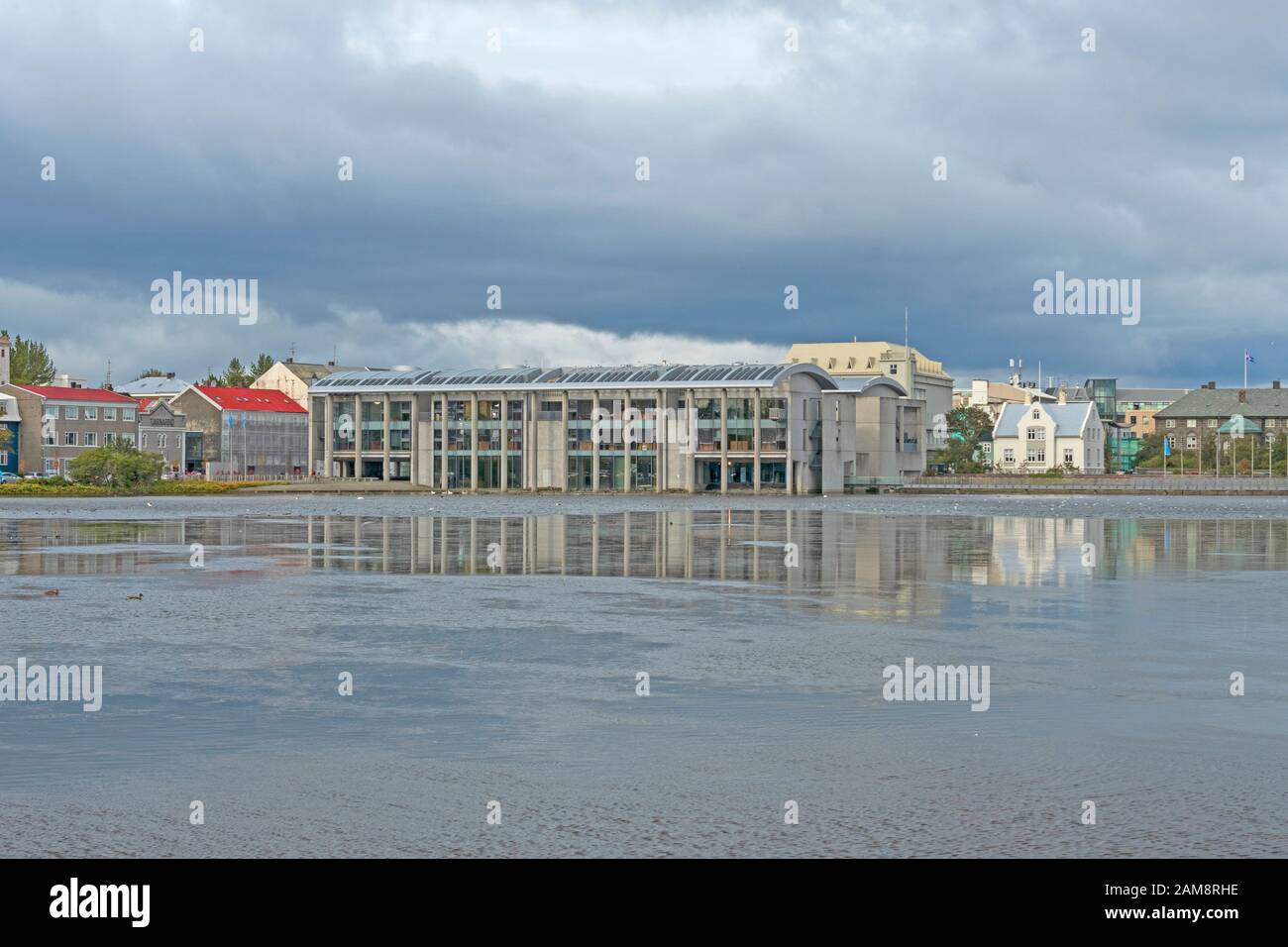 Rathaus In Reykjavik, Island Und Tjornin Pond Stockfoto