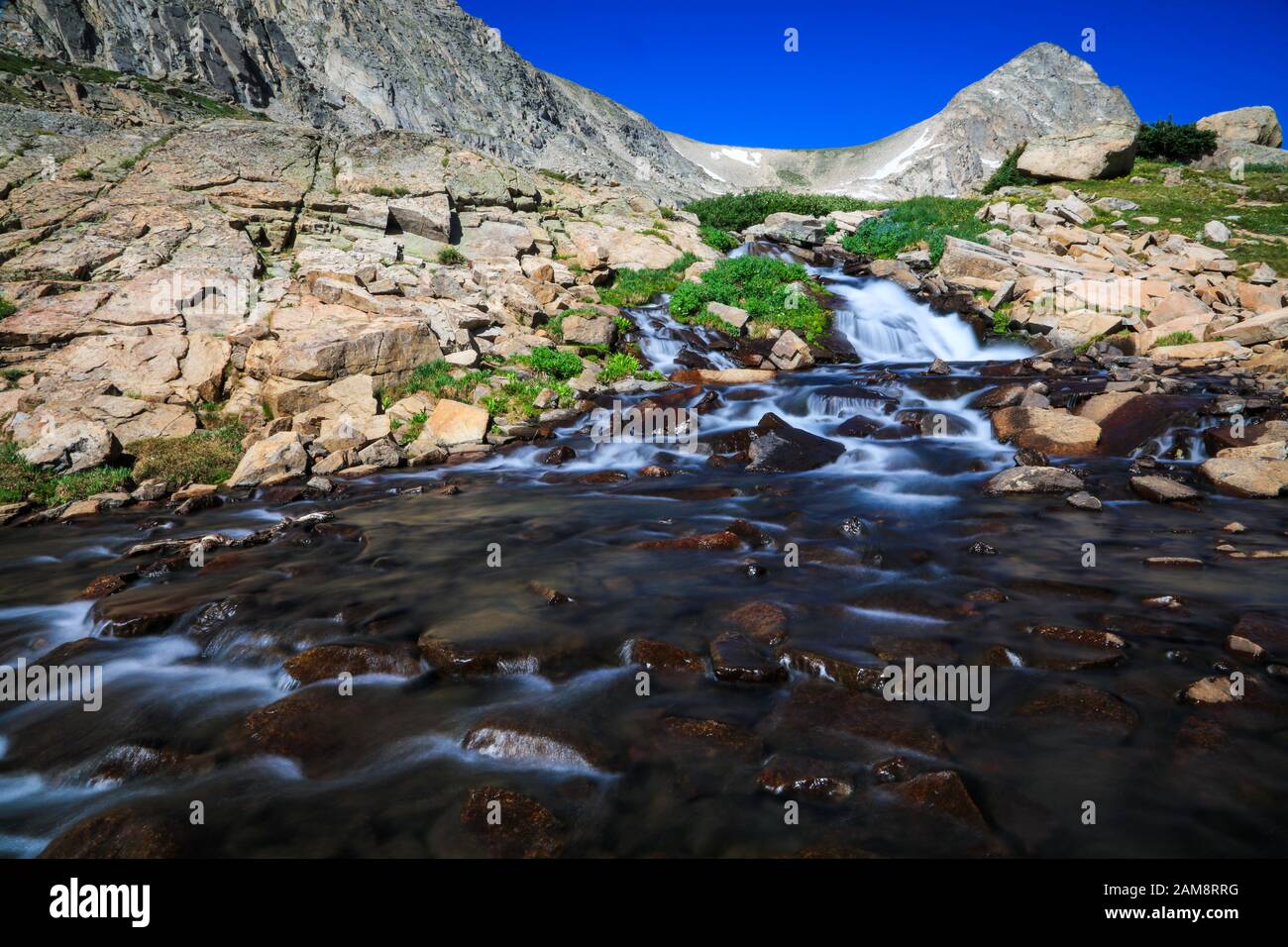 Alpenstrom fließt im Hochland der Colorado Rocky Mountains in der Indian Peaks Wilderness im Sommer durch Felsen Stockfoto