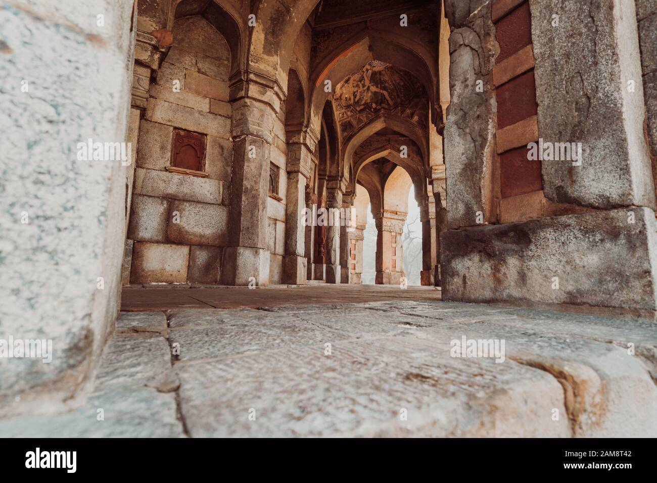 Alte Türen und Bögen an der Isa Khans Garden Tomb, Teil des Humayan's Tomb Complex Stockfoto