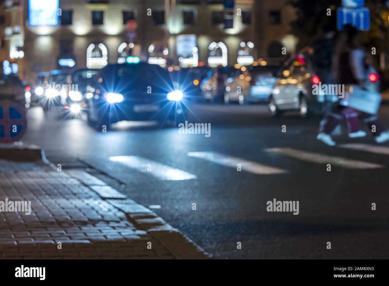 Stadt in der Nacht. Autoverkehr mit Beleuchtung während der Hauptverkehrszeit. Bild nicht im Fokus Stockfoto