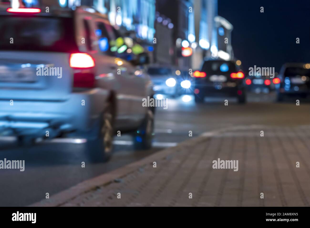 Autos mit Lichtern auf der nächtlichen Stadtstraße. Verschwommene Bewegungseffekte Stockfoto