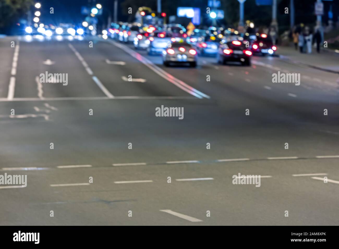 Stadtbild entschärft den Hintergrund, Nachtautoverkehr auf der Straße, Bewegungsunschärfe Stockfoto