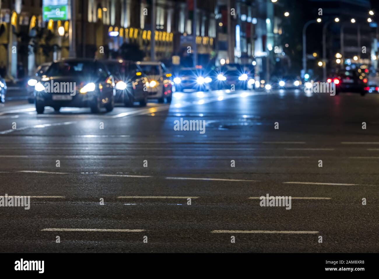 Bunte Lichter des Autoverkehrs in der Nacht. Stadtstraße mit fahrenden Autos. Bewegungsunschärfe Stockfoto