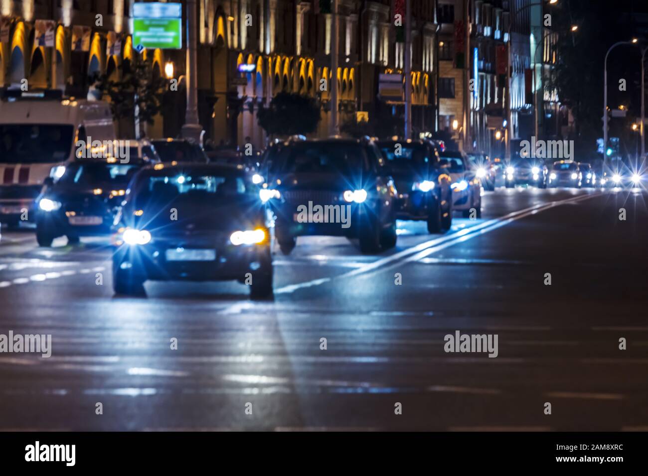 Stadtstraße mit Autoverkehr in der Hauptverkehrszeit. Nachtleben in der Stadt Stockfoto