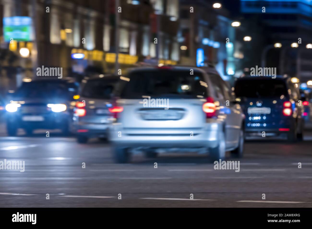 Verschwommene Sicht auf Autos in Bewegung, bunte Beleuchtung von Autos in der Nacht-Straße Stockfoto