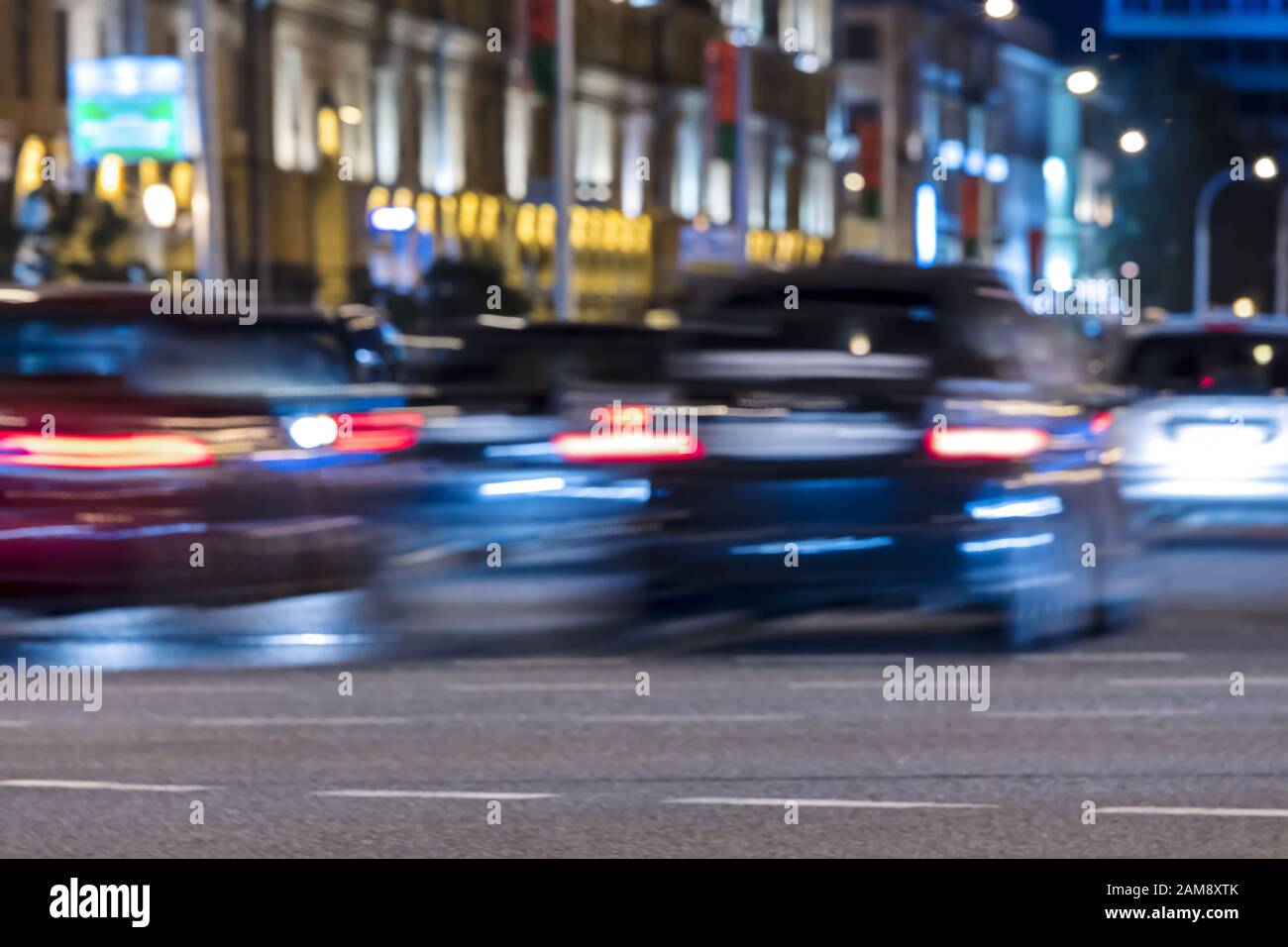 Abstrakte Ansicht des unscharfen Verkehrs auf der Nachtstraße. Bewegungsunschärfe Stockfoto