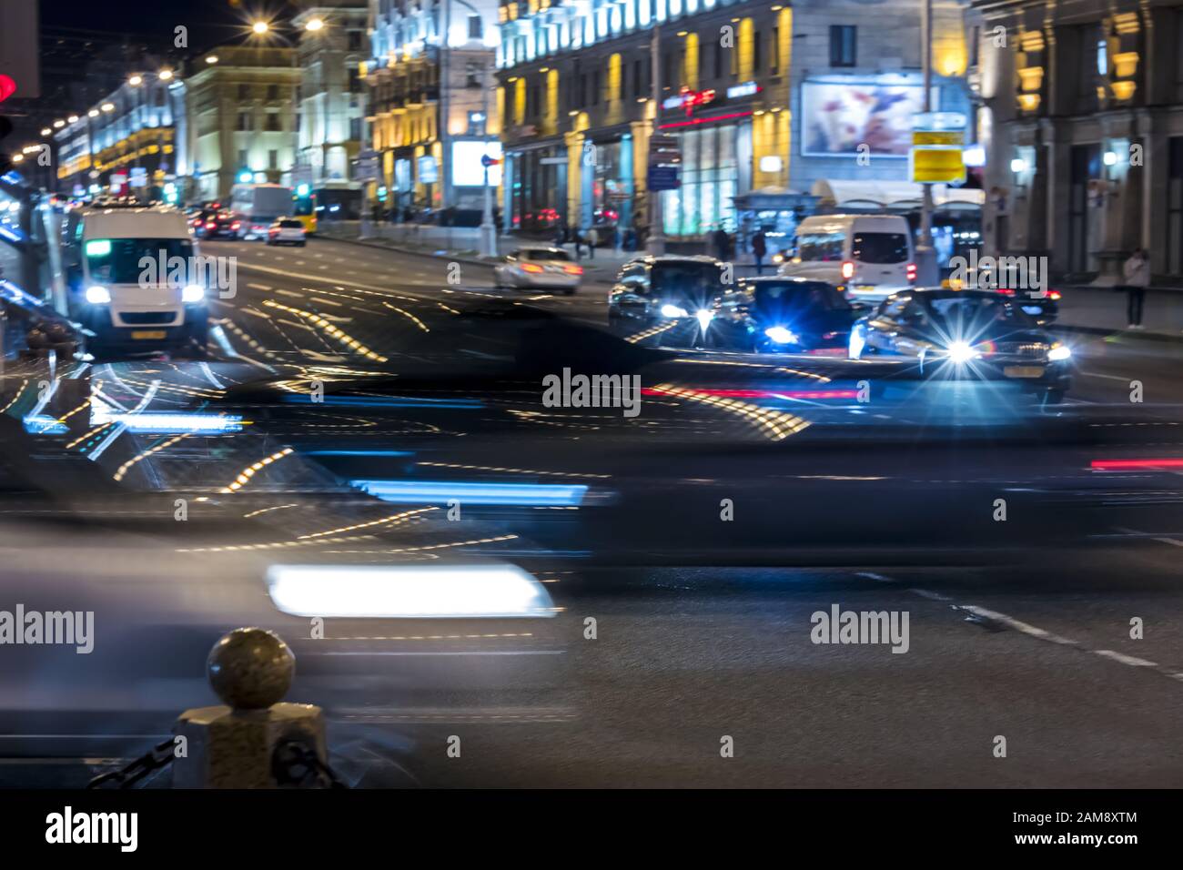 Autoverkehr mit verschwommenen bunten Lichtern. Abstrakter Hintergrund der Stadtbeleuchtung Stockfoto