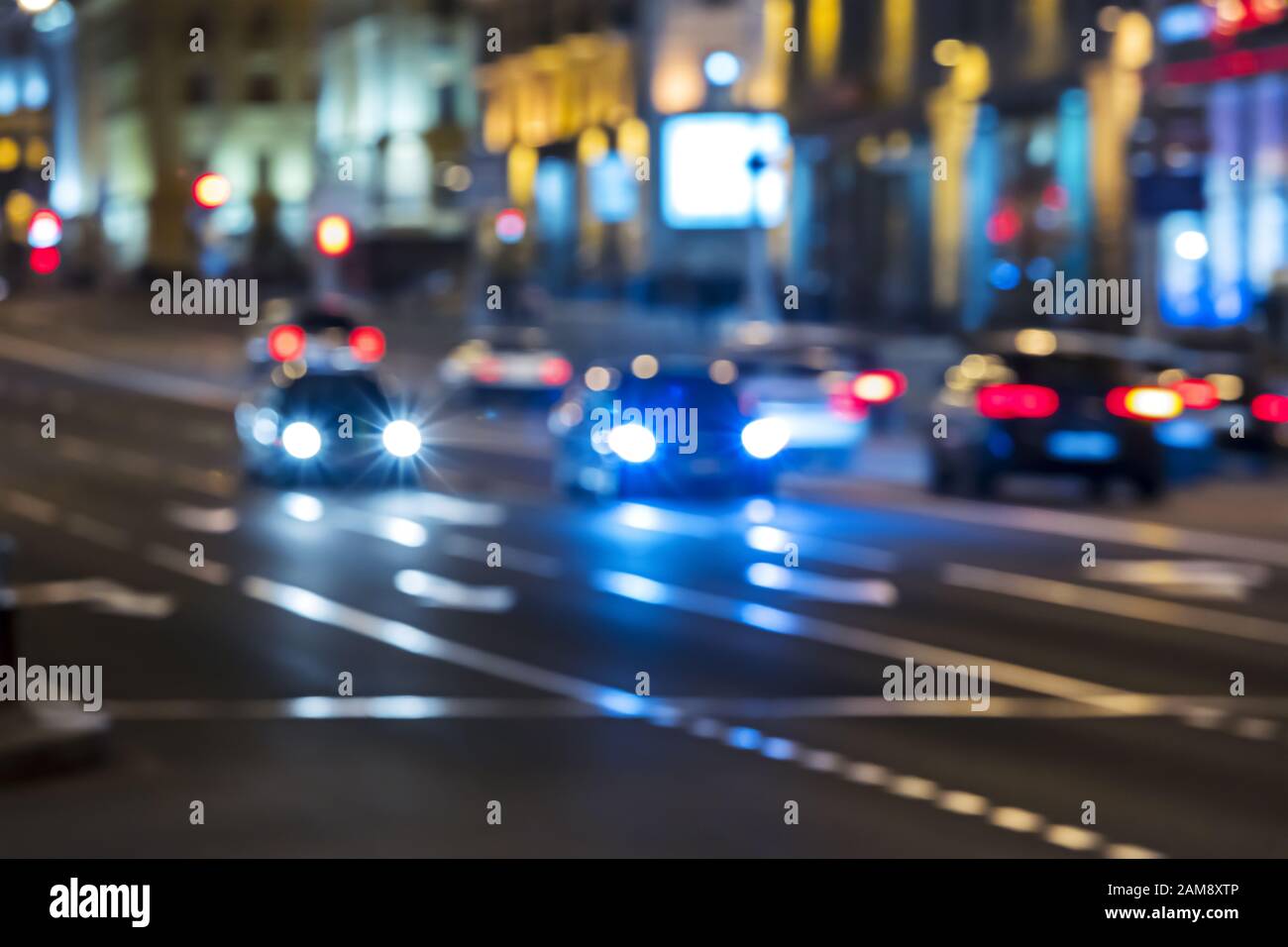 Nachtstraße in der Stadt mit in Bewegung befindlichen Autos, verwackelte Verkehrslage in der Nacht Stockfoto