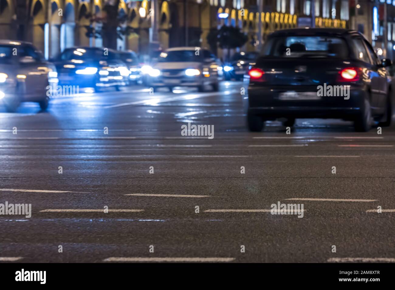 Standlicht Autotrau der Straße in der Stadt nachts. Verschwommener Hintergrund Stockfoto