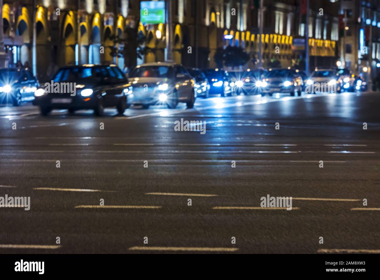 City Street in der Nacht. Autoverkehr mit hellen, verschwommenen Lichtern. Bewegungsunschärfe im Hintergrund Stockfoto
