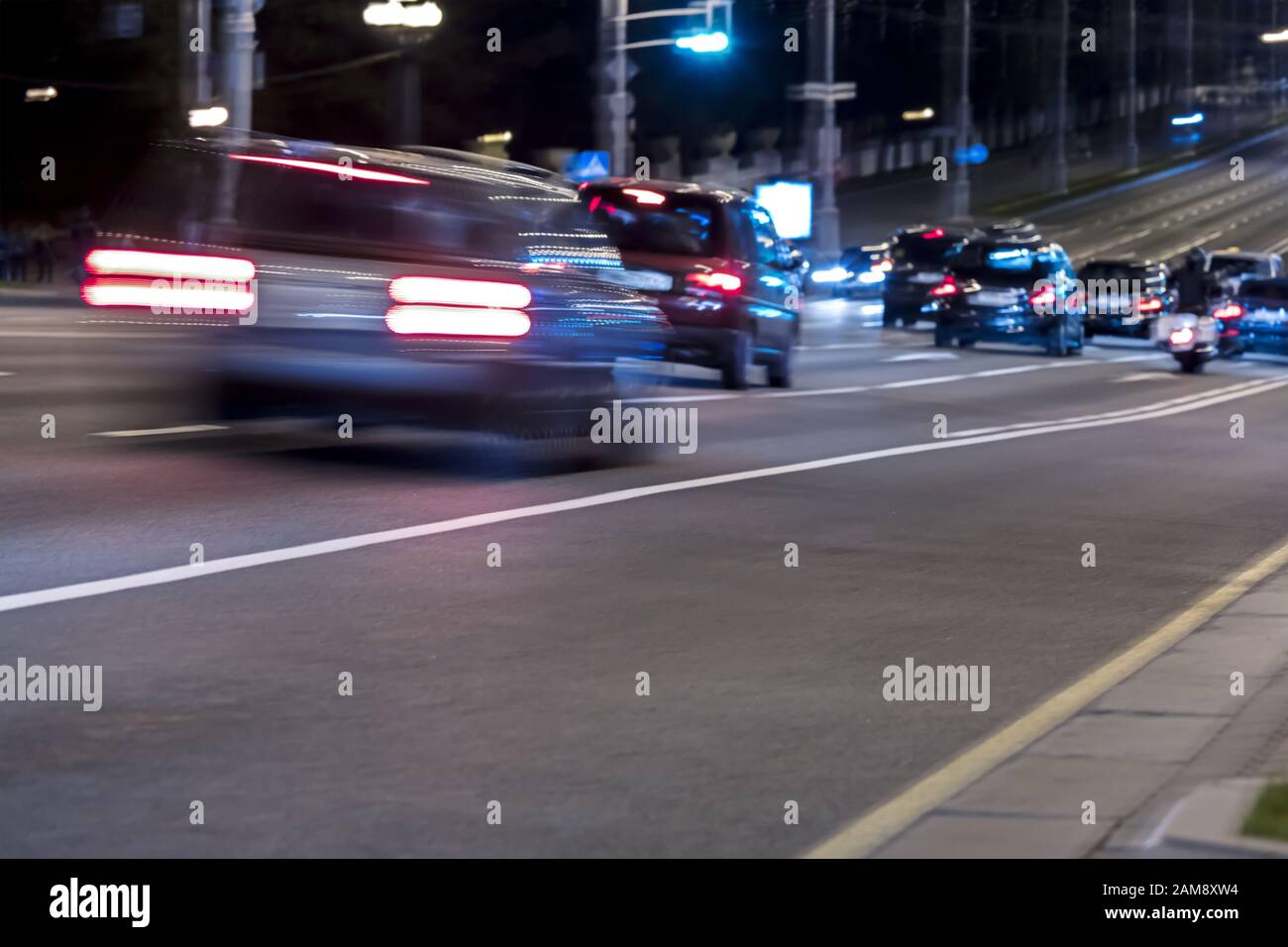 Verschwommene Sicht auf die Autos in Bewegung. Nachtverkehr auf der Straße. Verschwommene Lichtwege Stockfoto