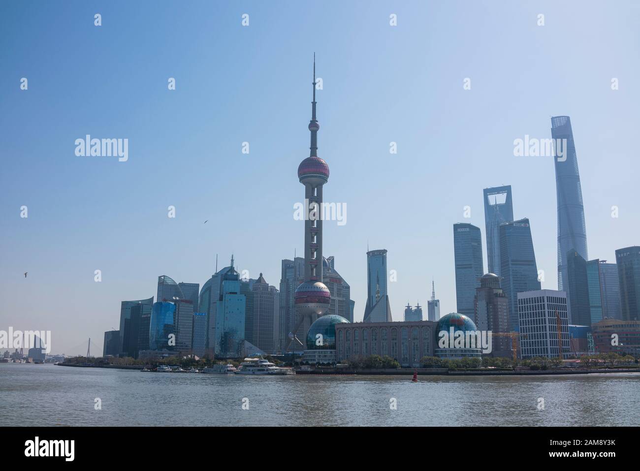 Shanghai, China, März 2019. Die Skyline von Lujiazui, vom Bund aus gesehen, über den Fluss Huangpu, das höchste Gebäude ist der Shanghai Tower. Lujiazui i. Stockfoto