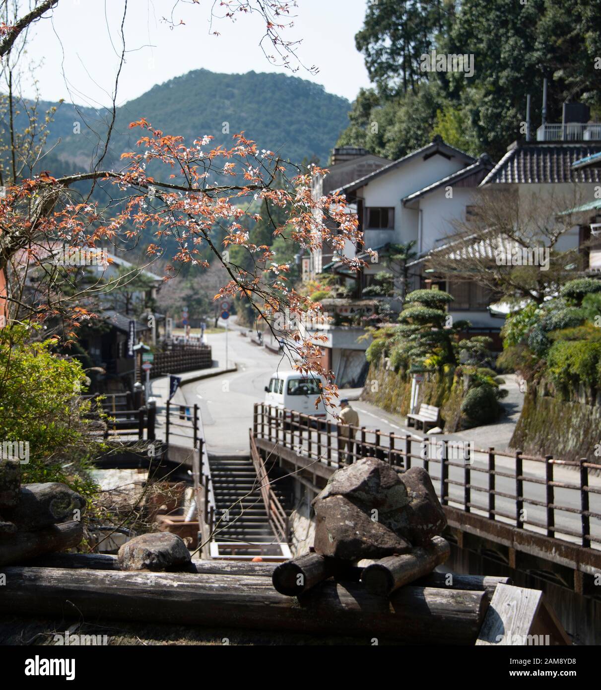 Abgelegenes Bergdorf Yunomine Onsen im Frühjahr, die älteste Onsenstadt Japans Stockfoto