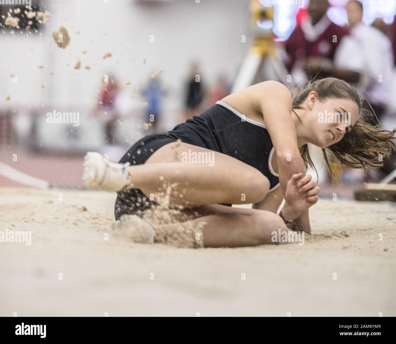 College Station, Texas, USA. Januar 2020. Claire Bryant tritt beim "Girls Long Jump Finals" während des "Texas A&M High School Indoor Classic" im Gilliam Indoor Stadium des McFerrin Athletic Centers in College Station, Texas an. Bryant gewann die Veranstaltung mit einem Sprung von 20 Fuß, 2,25 Zoll. Prentice C. James/CSM/Alamy Live News Stockfoto