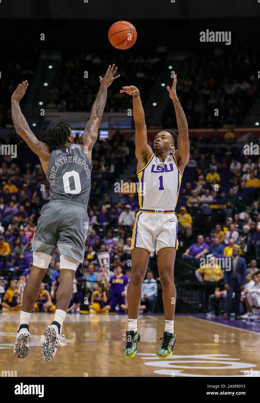 11. Januar 2020: Javonte Smart (1) legt einen Schuss für LSU über Mississippi St. Nick Weatherspoon (0) während der NCAA-Basketballaktion zwischen den Mississippi St. Bulldogs und den LSU Tigers im Pete Maravich Assembly Center in Baton Rouge, LA ab. Jonathan Mailhes/CSM Stockfoto