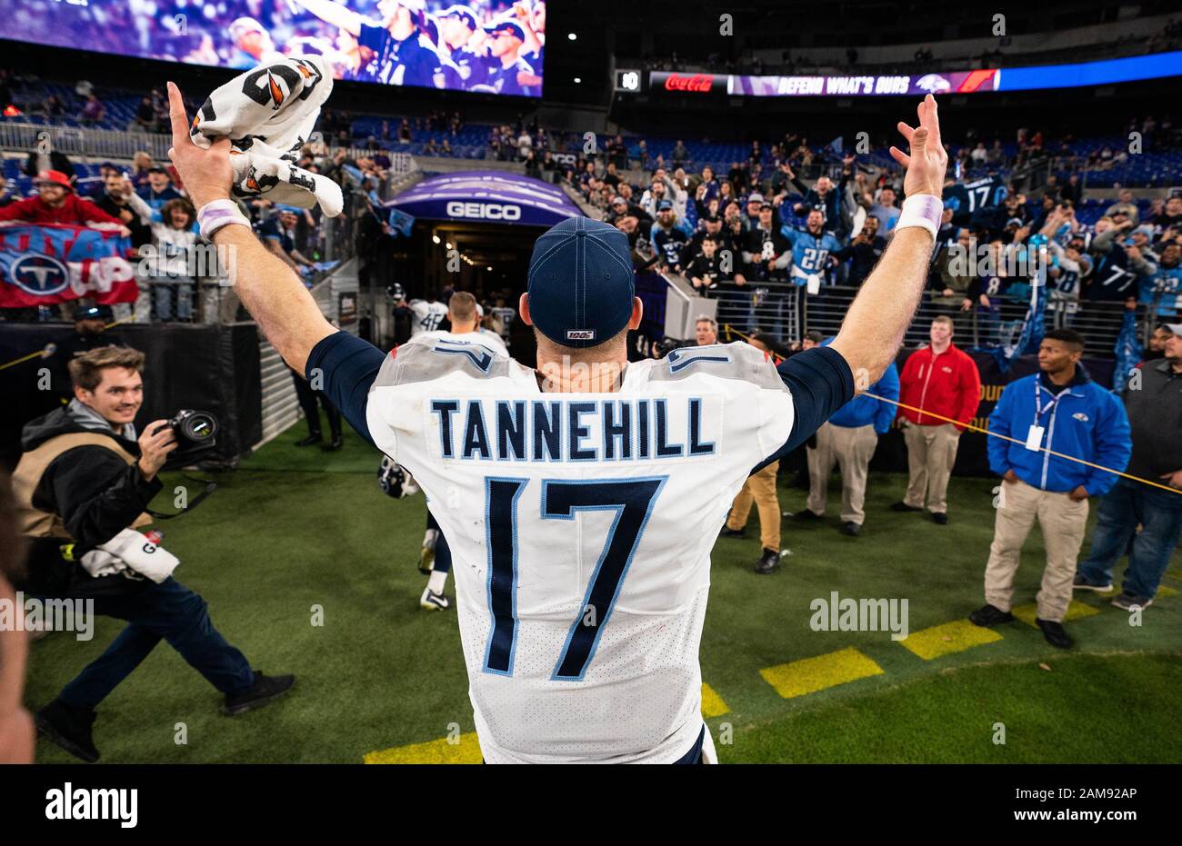 Baltimore, Vereinigte Staaten. Januar 2020. Tennessee Titans Quarterback Ryan Tannehill feiert, nachdem die Titans die Baltimore Ravens 28-12 im Division Playoff-Spiel im M&T Bank Stadium in Baltimore, Maryland, am Samstag, 11. Januar 2020 besiegt haben. Die Titans kommen nächste Woche zur AFC Championship. Foto von Kevin Dietsch/UPI Credit: UPI/Alamy Live News Stockfoto