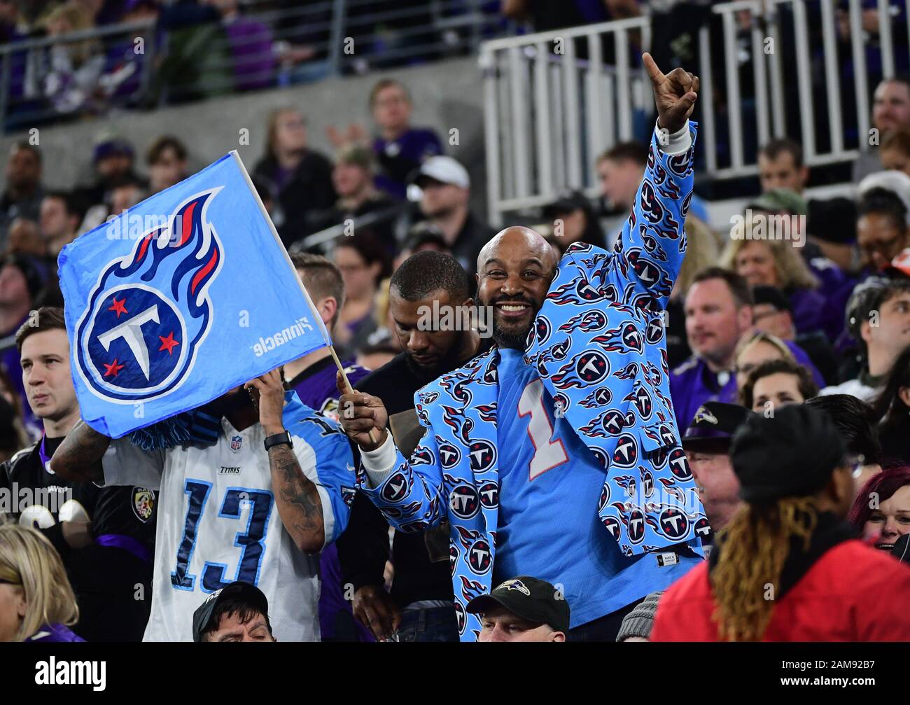 Baltimore, Vereinigte Staaten. Januar 2020. Fans von Tennessee Titans feiern, als die Titans die Baltimore Ravens 28-12 im Playoff-Spiel der Division im M&T Bank Stadium in Baltimore, Maryland, am Samstag, 11. Januar 2020 besiegen. Die Titans kommen nächste Woche zur AFC Championship. Foto von Kevin Dietsch/UPI Credit: UPI/Alamy Live News Stockfoto