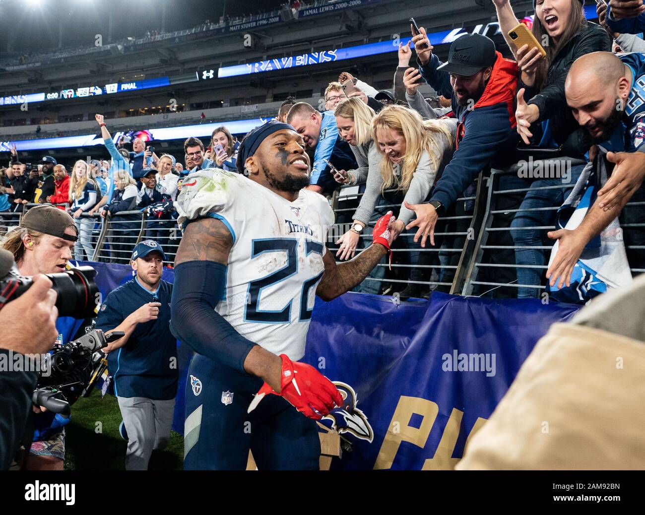 Baltimore, Vereinigte Staaten. Januar 2020. Tennessee Titans Running Back Derrick Henry (22) feiert mit Fans, nachdem die Titans am Samstag, den 11. Januar 2020, im Playoff-Spiel der Division im M&T Bank Stadium in Baltimore, Maryland die Baltimore Ravens 28-12 besiegt haben. Die Titans kommen nächste Woche zur AFC Championship. Foto von Kevin Dietsch/UPI Credit: UPI/Alamy Live News Stockfoto