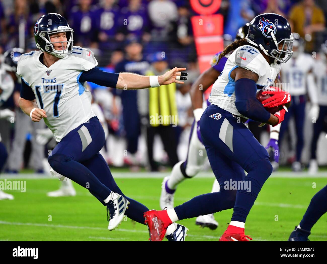 Baltimore, Vereinigte Staaten. Januar 2020. Tennessee Titans Quarterback Ryan Tannehill (17) reicht aus, um Derrick Henry (22) während des ersten Viertels ihres Division Playoff-Spiels gegen die Baltimore Ravens im M&T Bank Stadium in Baltimore, Maryland, am Samstag, 11. Januar 2020 zurückzulaufen. Foto von David Tulis/UPI Credit: UPI/Alamy Live News Stockfoto