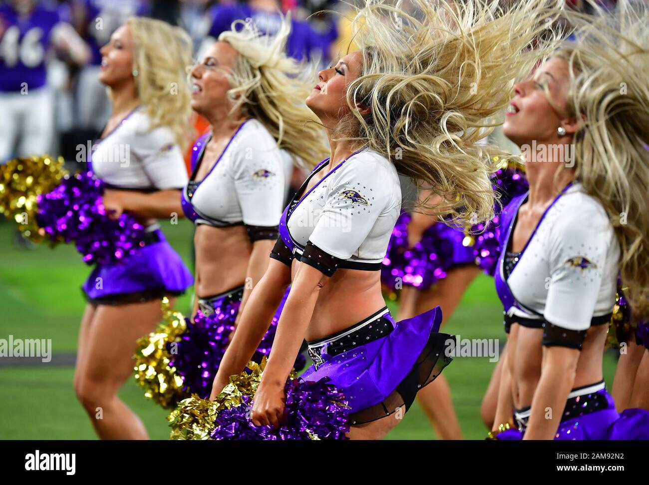Baltimore, Vereinigte Staaten. Januar 2020. Baltimore Ravens Cheerleader treten während des dritten Viertels eines Division Playoff-Spiels gegen die Tennessee Titans im M&T Bank Stadium in Baltimore, Maryland, am Samstag, 11. Januar 2020 auf. Tennessee gewann 28-12 und Fortschritte zur AFC-Meisterschaft. Foto von David Tulis/UPI Credit: UPI/Alamy Live News Stockfoto