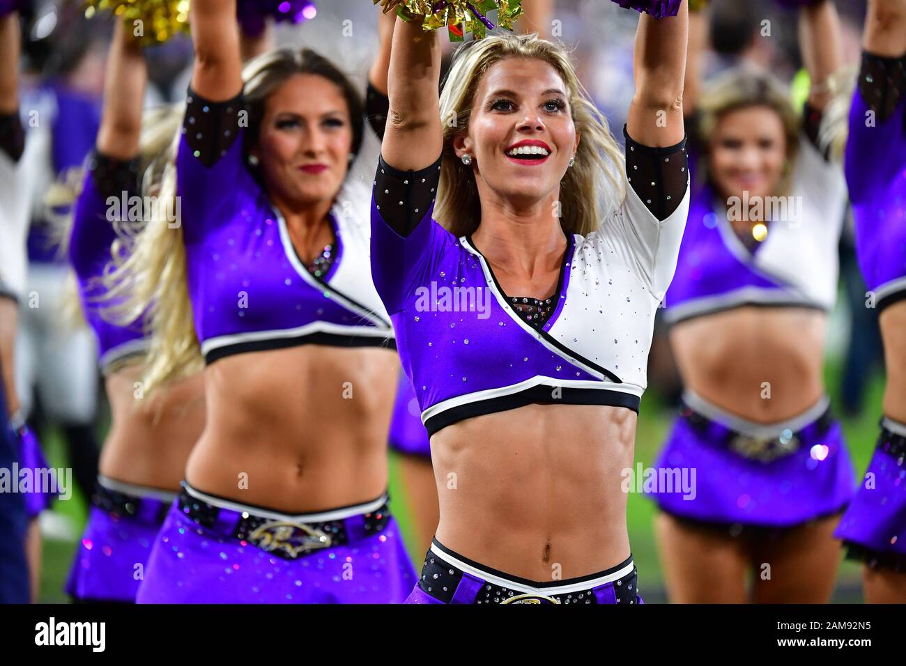 Baltimore, Vereinigte Staaten. Januar 2020. Baltimore Ravens Cheerleader treten während des dritten Viertels eines Division Playoff-Spiels gegen die Tennessee Titans im M&T Bank Stadium in Baltimore, Maryland, am Samstag, 11. Januar 2020 auf. Tennessee gewann 28-12 und Fortschritte zur AFC-Meisterschaft. Foto von David Tulis/UPI Credit: UPI/Alamy Live News Stockfoto