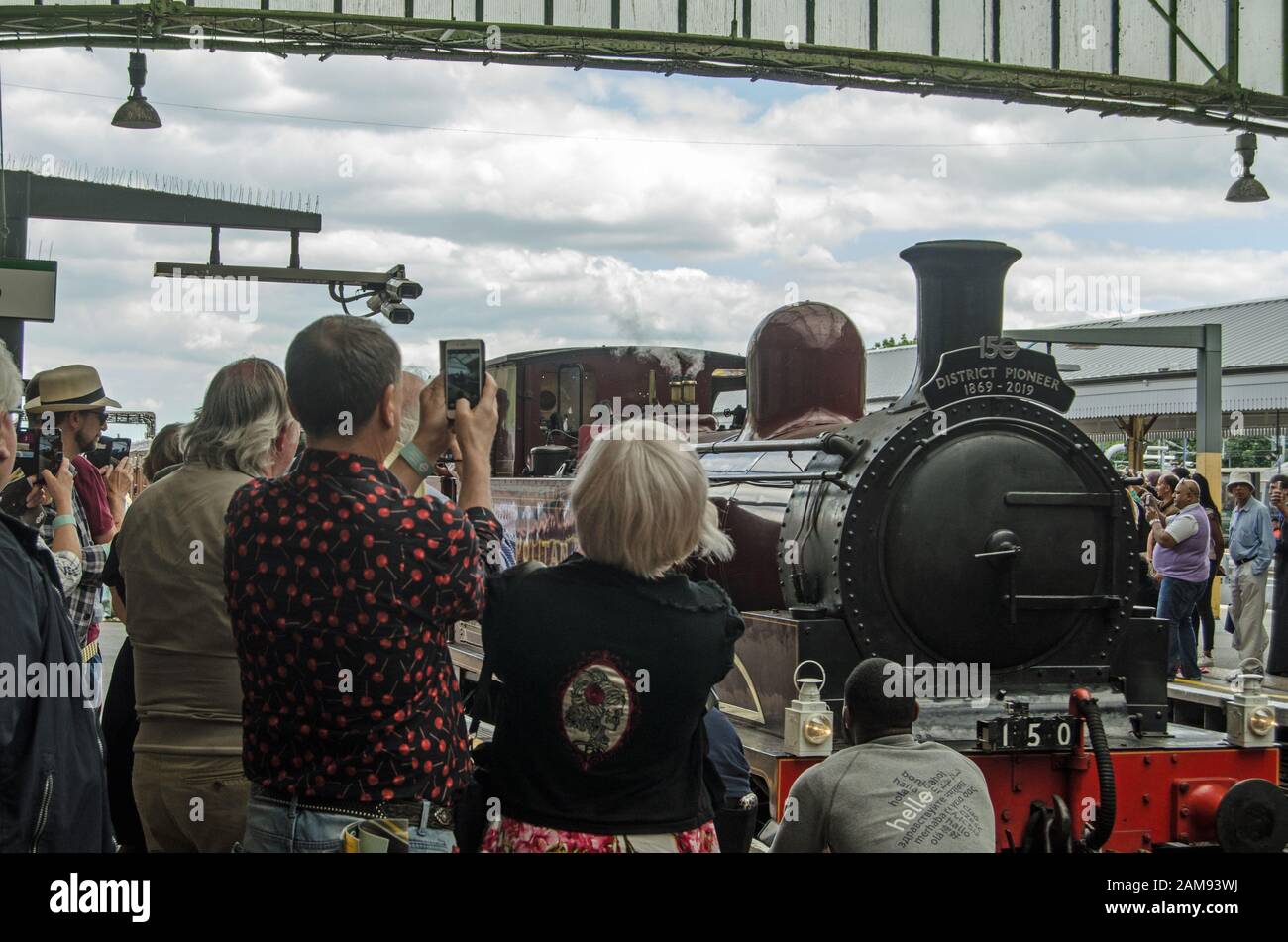 London, Großbritannien - 22. Juni 2019: Zuschauer, die die Ankunft der letzten Dampfeisenbahn genießen, die auf der District Line zur Ealing Broadway Station fährt. Die Spekie Stockfoto