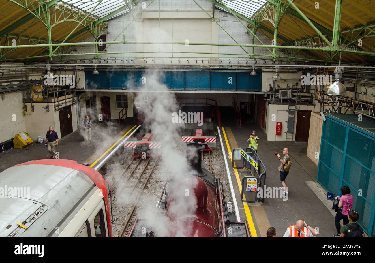 London, Großbritannien - 22. Juni 2019: Die alte Dampfeisenbahn hielt neben dem modernen District Line Train am Ealing Broadway Station, wo sie 150-jähriges Jubiläum feierte Stockfoto